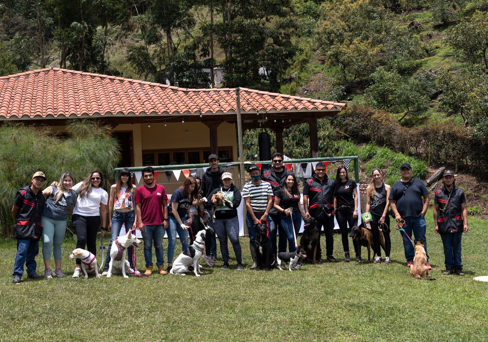 Familias y perros de la comunidad de Colina Canine Center
