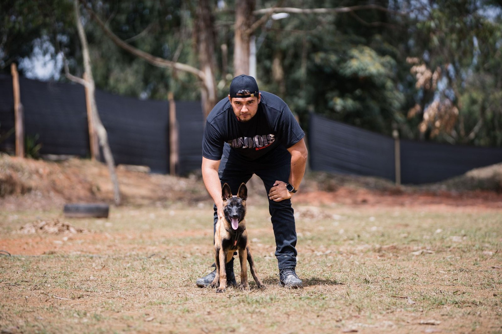 Entrenador con un Pastor Belga Malinois durante un ejercicio