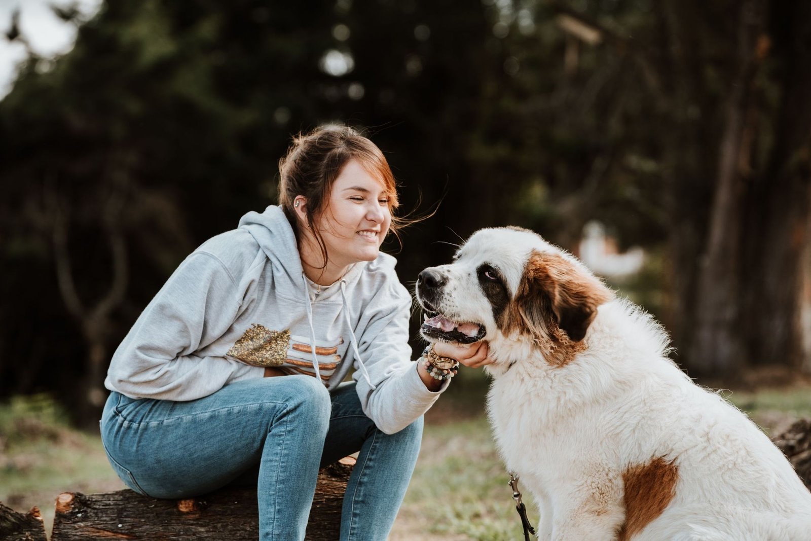 Mujer acariciando a su perro durante una sesión de modificación de conducta